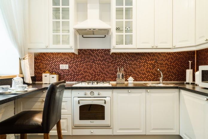 mosaikfliser inde i køkkenet