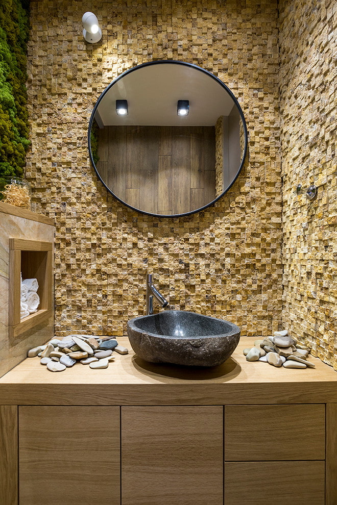 rajoles de mosaic de pedra al bany