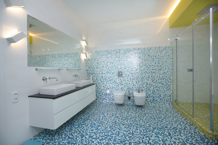 mosaik på golvet i badrumsinredningen