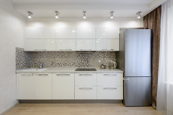 Mutfakta gümüş mozaik karolar