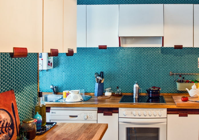 carreaux de mosaïque turquoise dans la cuisine