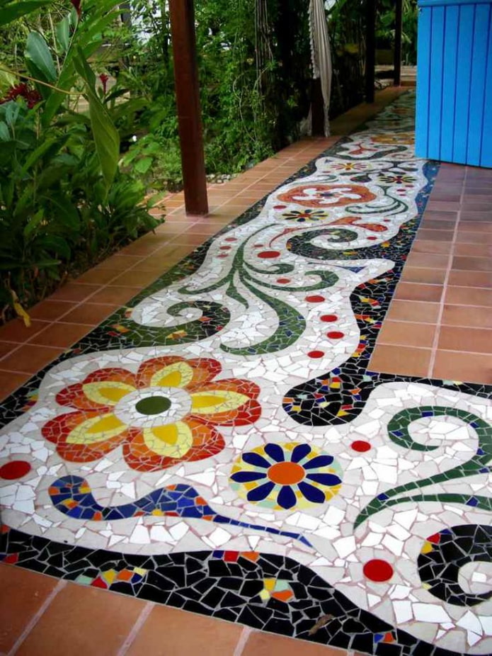 camino de mosaico en el exterior