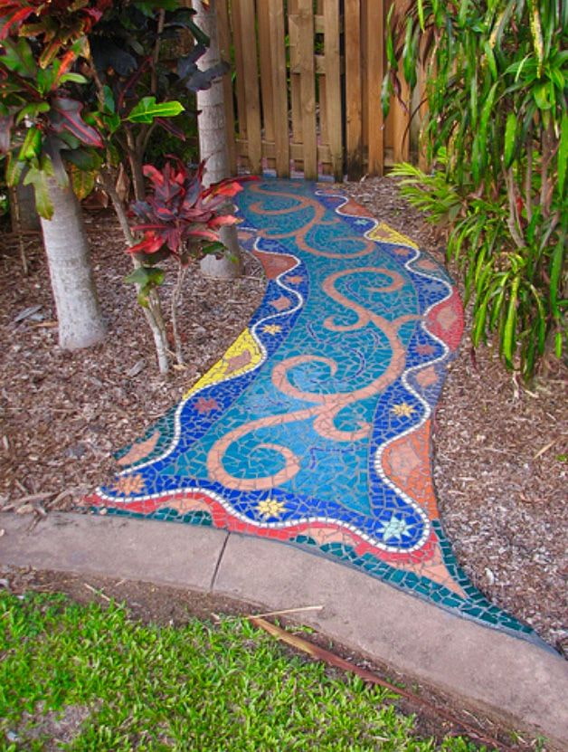 camino de mosaico en el exterior