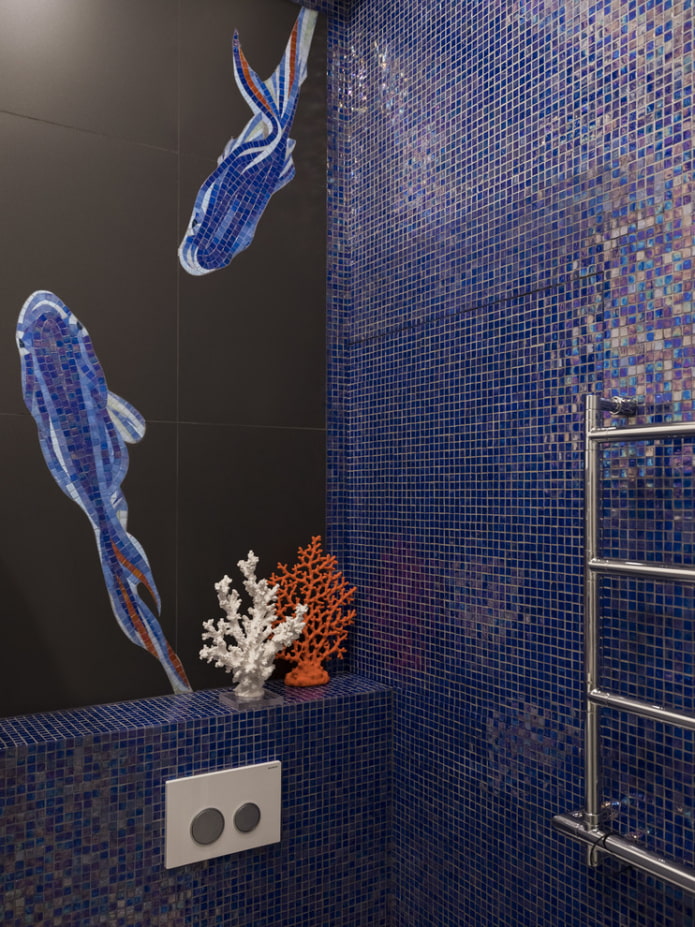 modré mozaiky v koupelně