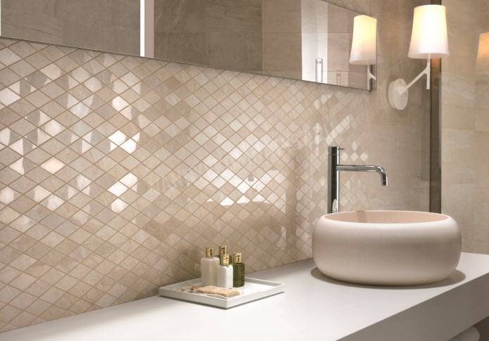 mosaico en forma de diamante en el baño