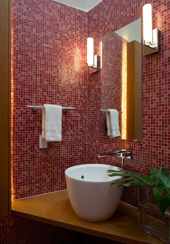 røde mosaikkfliser på badet
