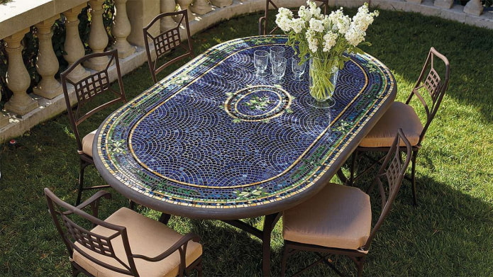záhradný stolík s mozaikami