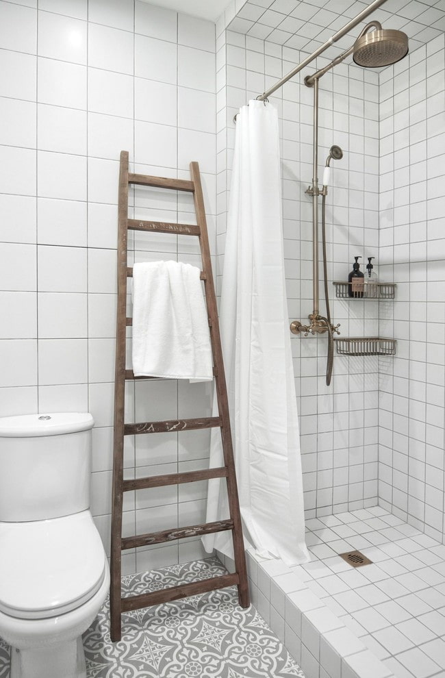 salle de douche en carrelage blanc