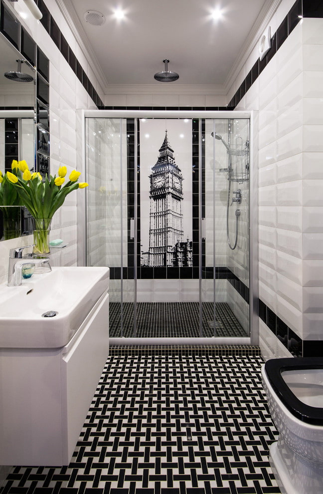 azulejo con un patrón en la ducha en el interior