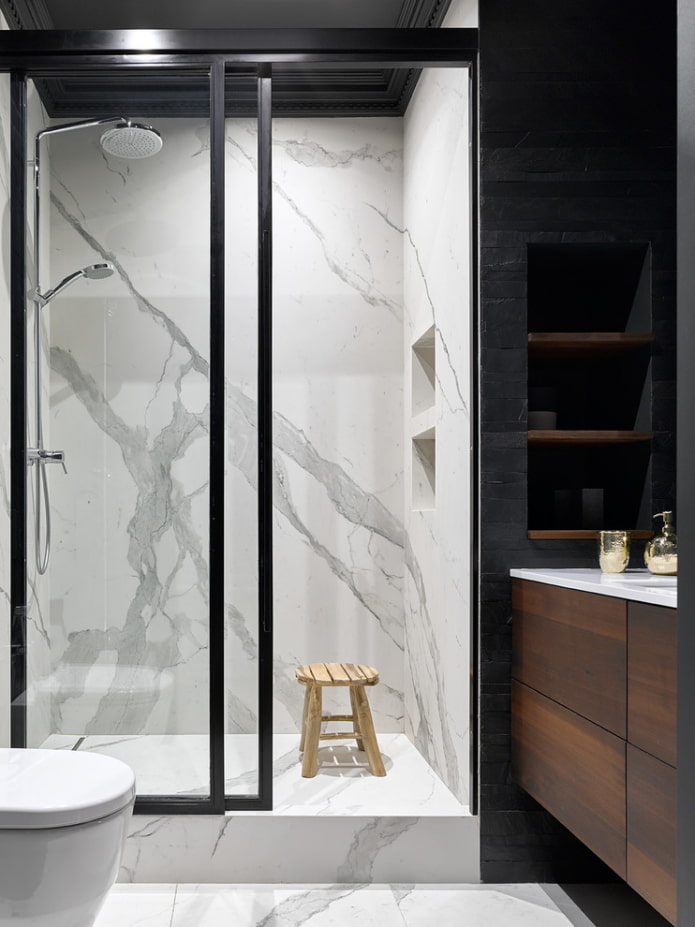 azulejos de piedra en la ducha en el interior
