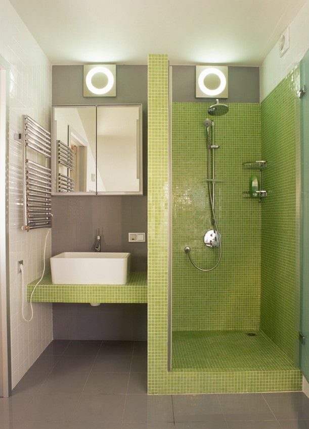 chuveiro de azulejo verde no interior