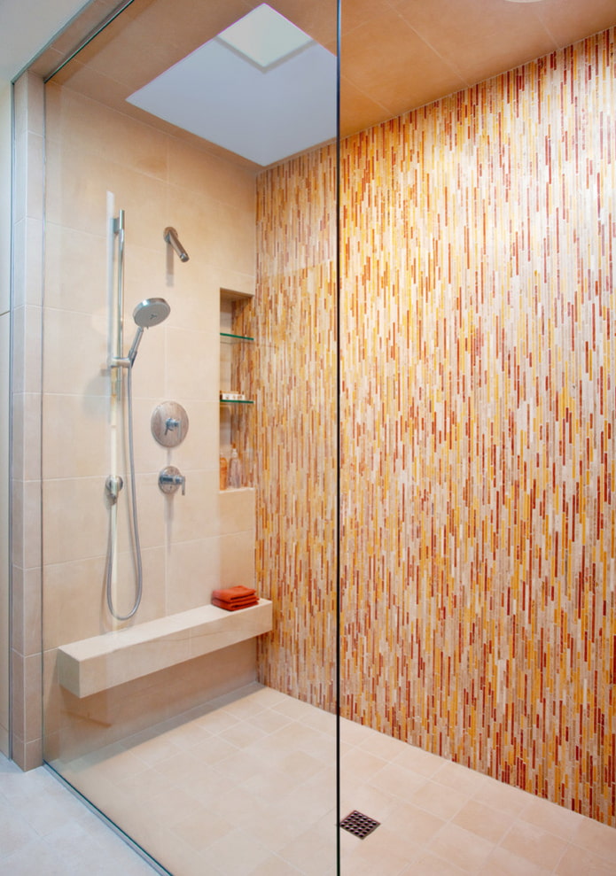 brusebad fra mosaikker og fliser i det indre