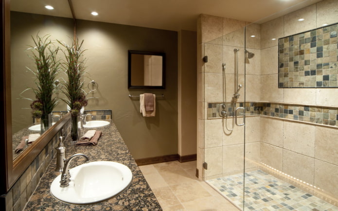 cuarto de baño de mosaicos y azulejos en el interior