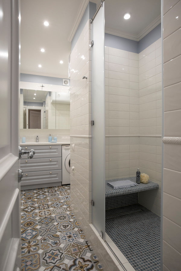 sprchovací kút s kachľovým sedákom v interiéri