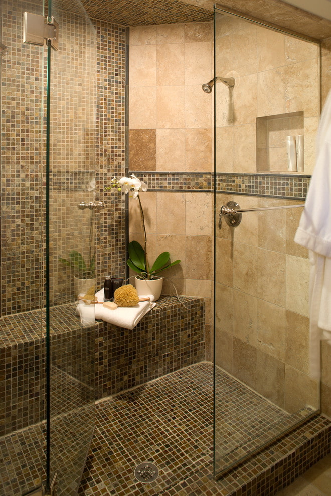 cuarto de baño con asiento de azulejos en el interior
