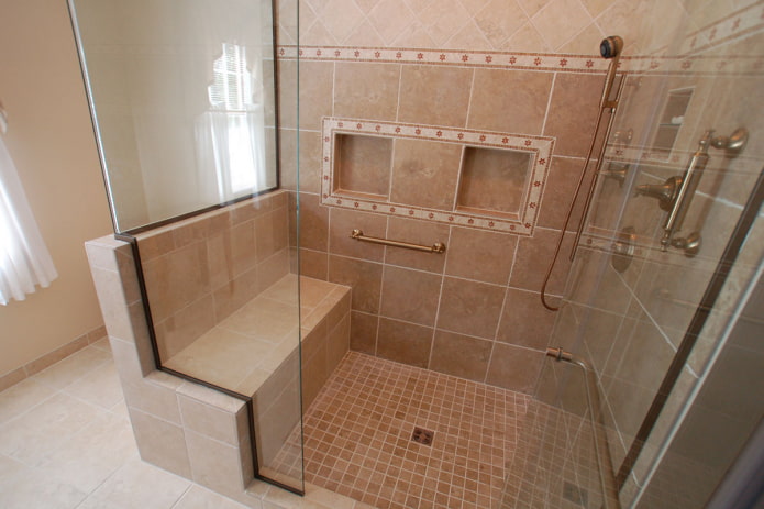 dušas telpa ar flīžu sēdekli interjerā