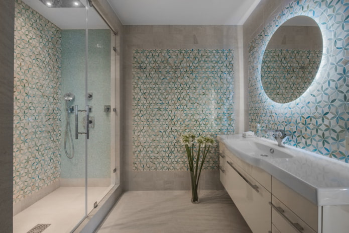 azulejos em uma pequena sala de banho no interior