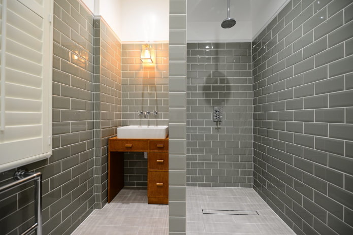 diseño de azulejos en la ducha en el interior