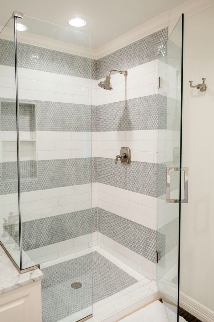 sprchový kout z mozaik a obkladů v interiéru