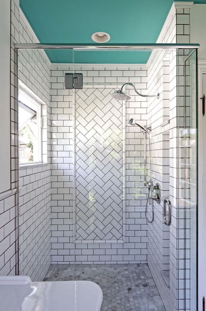 layout de azulejos no chuveiro no interior