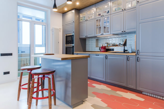azulejos de colores en el interior de la cocina