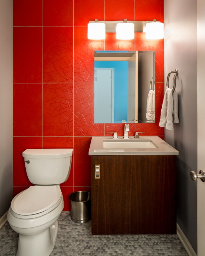 azulejo rojo en el baño