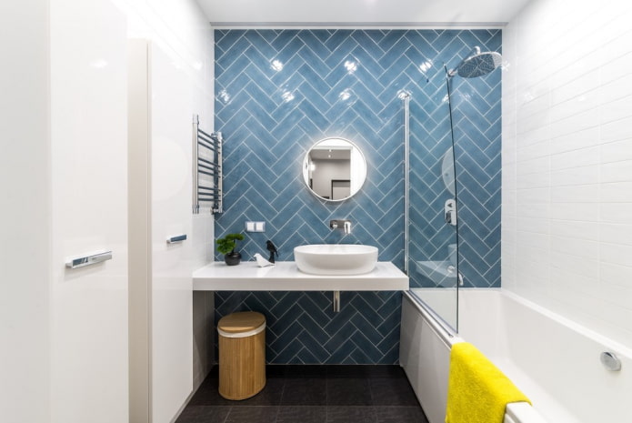 tiled wall layout in the bathroom