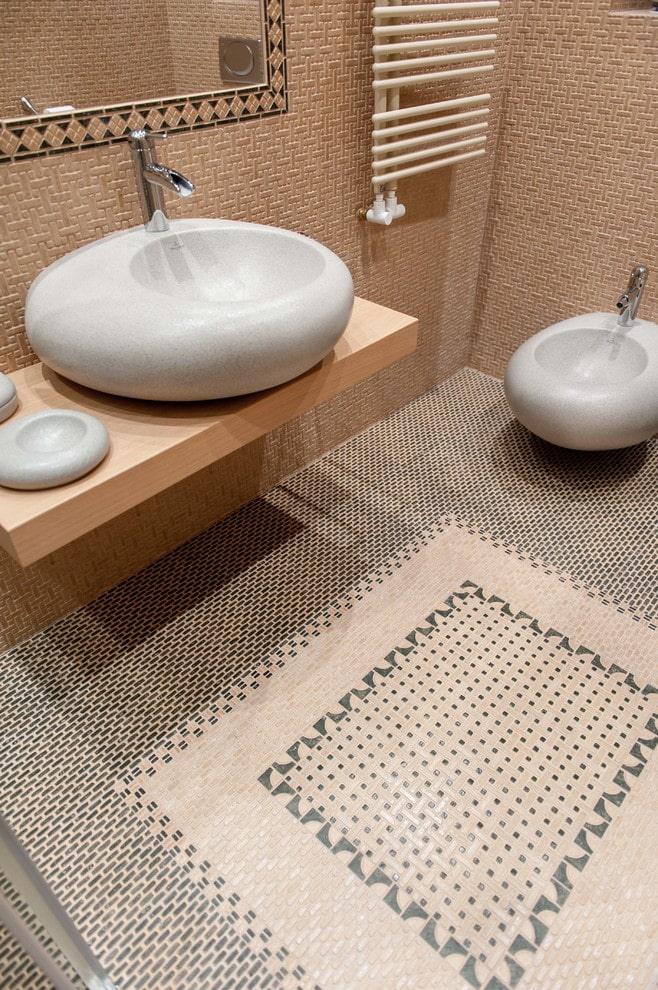 dlaždice rozloženie koberec v kúpeľni