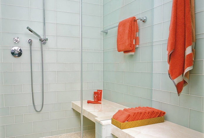 disposition modulaire des carreaux dans la salle de bain