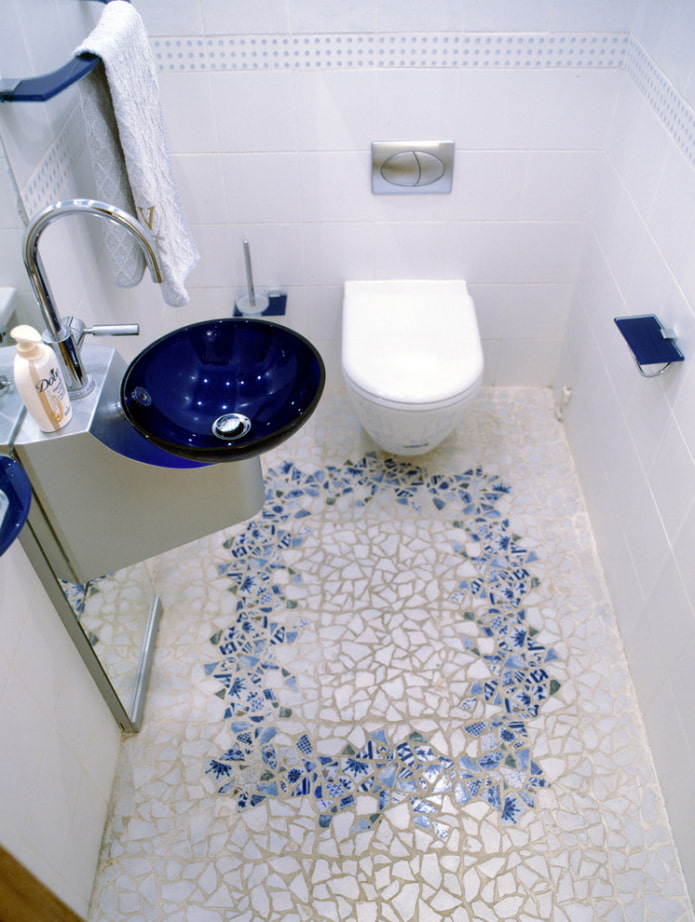 layout de azulejos no interior do banheiro