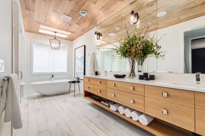 drevené stropné obklady v interiéri kúpeľne