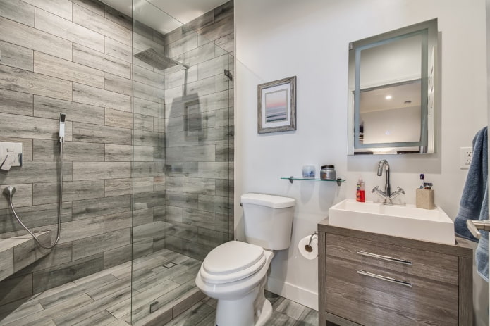 sprchový kout s dřevěnými dlaždicemi v interiéru koupelny