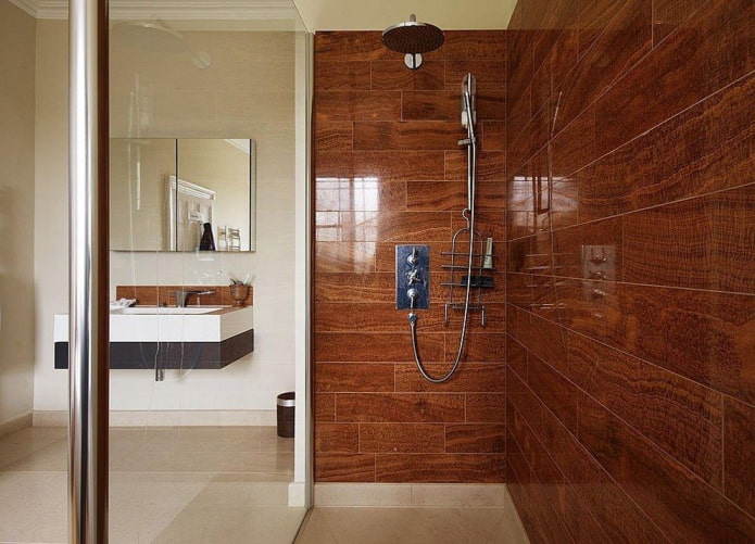 doccia con piastrelle in legno all'interno del bagno