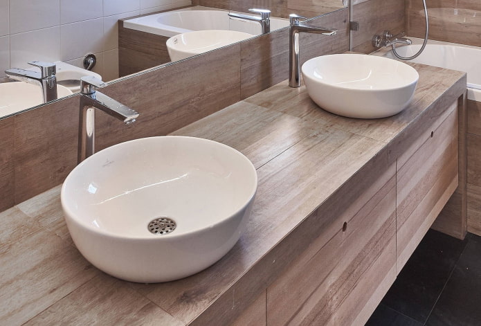 piano di lavoro in legno con piastrelle del bagno