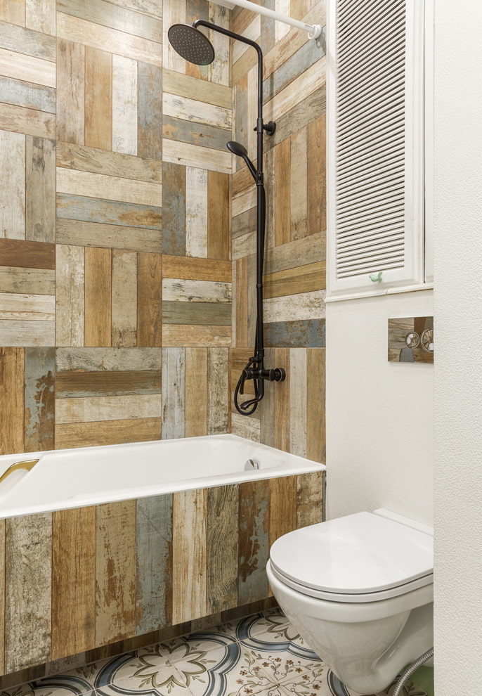 עיצוב אריחי עץ בפנים האמבטיה