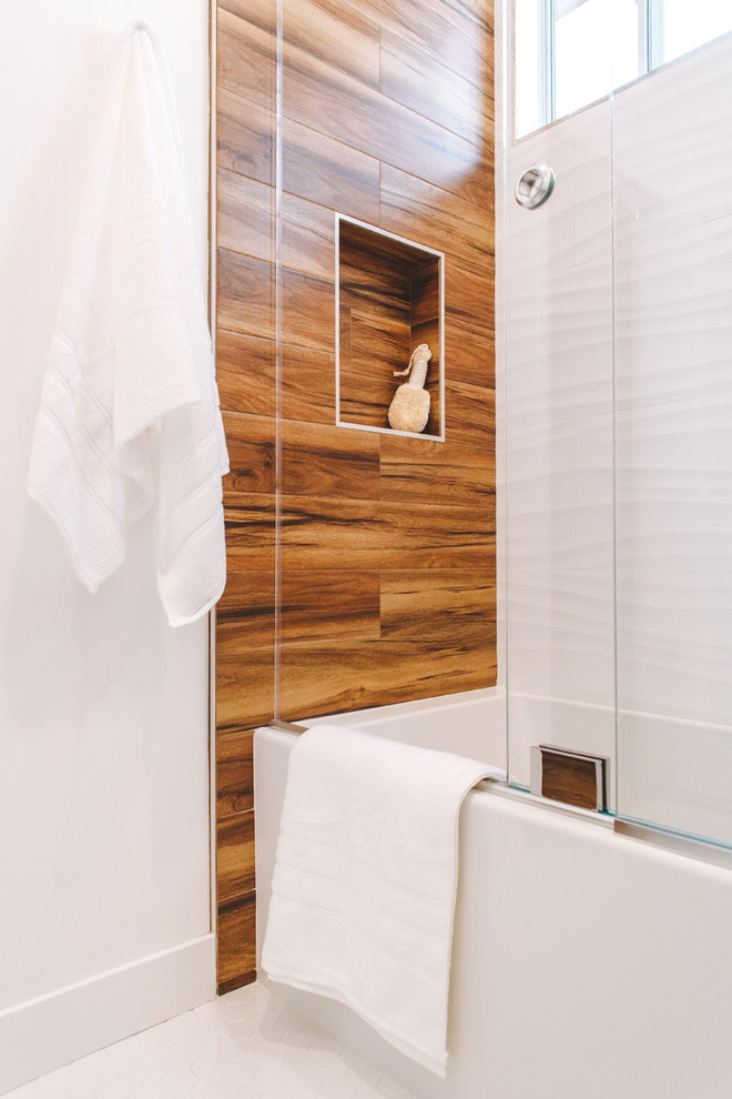 dřevěné dlaždice v interiéru koupelny