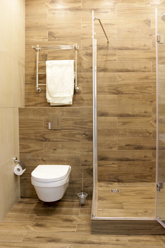 rozložení dřevěné dlaždice v interiéru koupelny
