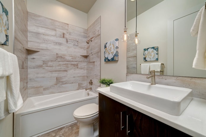 diseño de azulejos de madera en el interior del baño