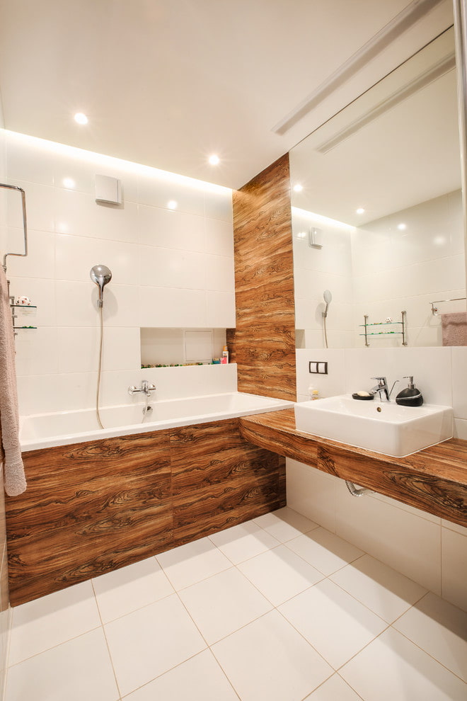 azulejos de madera en el interior del baño