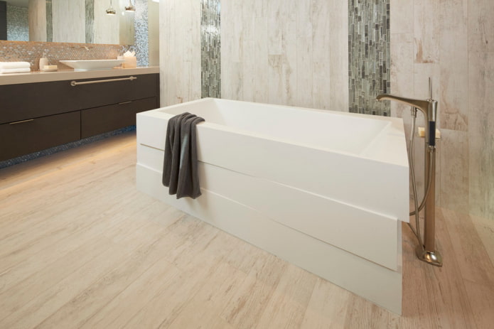 ξύλινα πλακάκια δαπέδου στο εσωτερικό του μπάνιου
