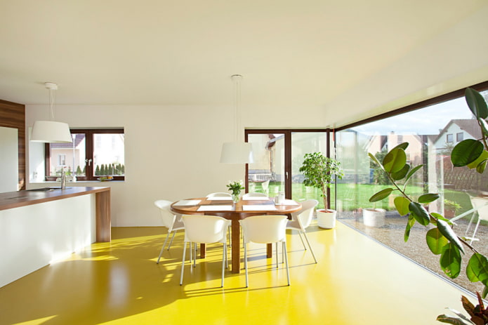 gul linoleum i det indre af køkkenet