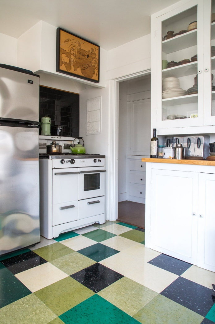 linoleum med geometriske mønstre i det indre af køkkenet