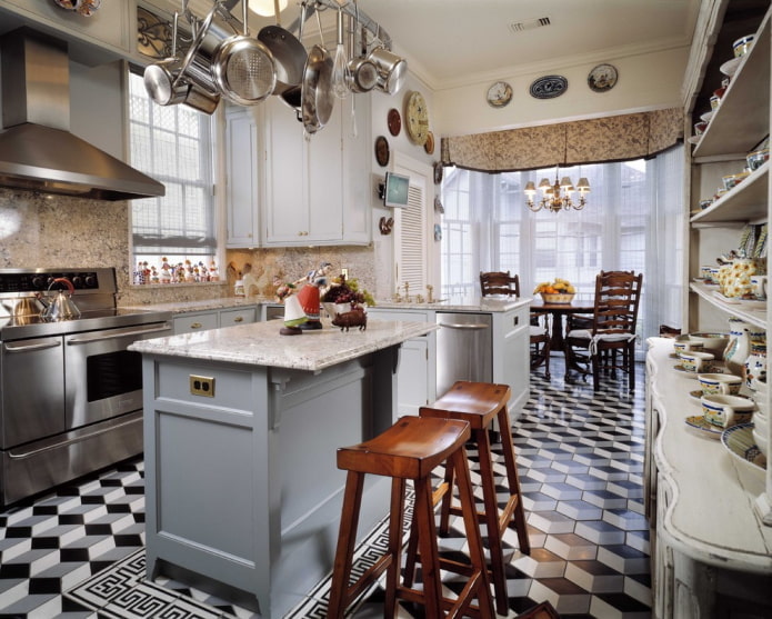 Stort kjøkken med et geometrisk mønster på gulvet