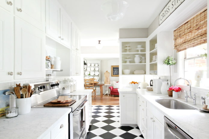 Virtuvė su juodai baltu linoleumu