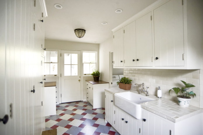 Bucătărie albă cu podea colorată