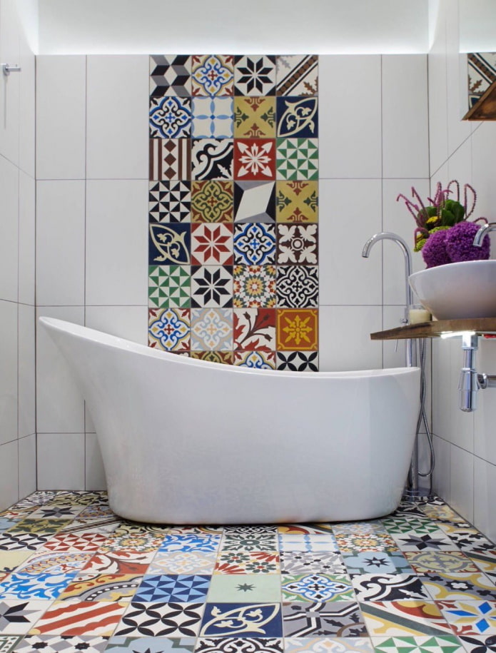 Salle de bain avec linoléum coloré