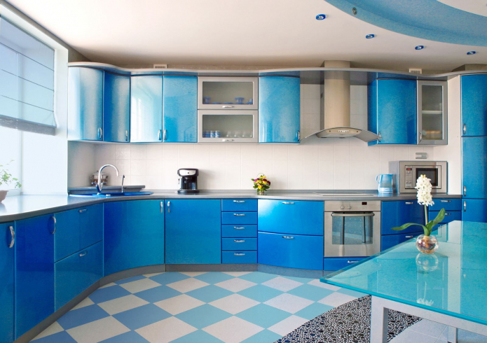 mėlynos ir baltos spalvos linoleumas virtuvėje
