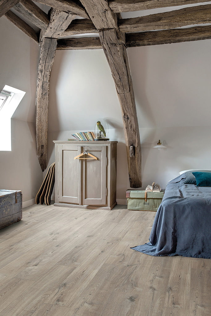 linoleum z drewna we wnętrzu sypialni