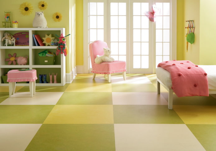 linoleum på golvet i det inre av barnkammaren