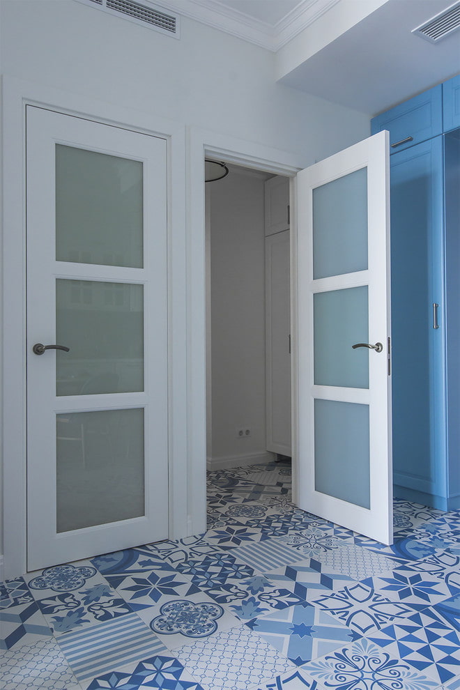 niebiesko-biały linoleum na korytarzu